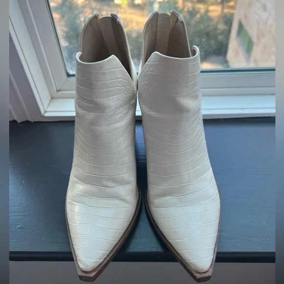 Steve Madden Camryn Bootie TAUPE
CROCODILE - Picture 3 of 5